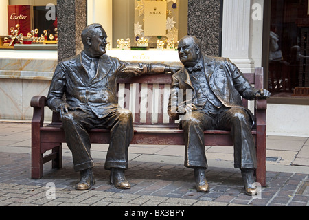 London, Mayfair Skulptur von Churchill und Roosevelt in Old Bond Street November 2010 Stockfoto