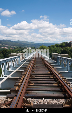 Gleise auf Eiffel Brücke; TUI, Spanien Stockfoto