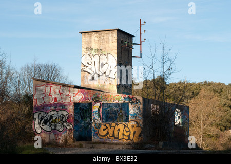 Graffiti bedeckt industrielle Überbleibsel, Saint-Etienne d'Issensac, Herault, Südfrankreich Stockfoto