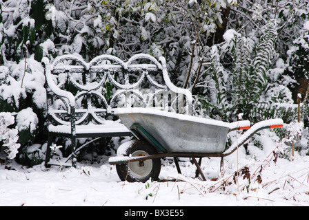 Garten-Sitzplatz und Schubkarre im Winter nach Schneefällen. Dorset, UK Dezember 2010 Stockfoto