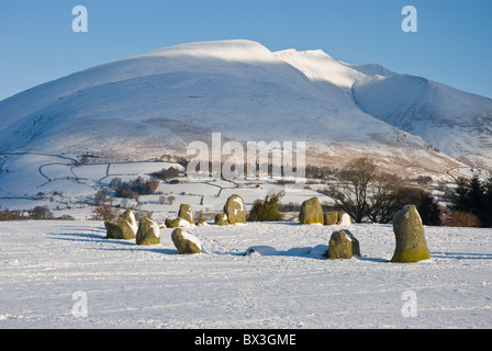 Castlerigg Stone Circle im Schnee, mit Blencathra, auch bekannt als Saddleback, Keswick, Cumbria Stockfoto