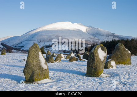 Castlerigg Stone Circle im Schnee, mit Blencathra, auch bekannt als Saddleback, Keswick, Cumbria Stockfoto