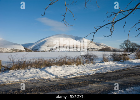 Blencathra, auch bekannt als Saddleback bedeckt in Schnee, in der Nähe von Keswick, Cumbria Stockfoto