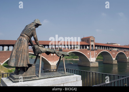 Wäscherin Denkmal und überdachten Brücke über den Fluss Ticino - Pavia - Lombardei - Italien Stockfoto