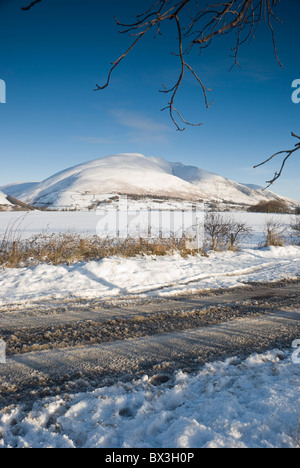 Blencathra, auch bekannt als Saddleback bedeckt in Schnee, in der Nähe von Keswick, Cumbria Stockfoto