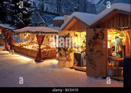 Weihnachtsmarkt in Ettal, Deutschland, mit Shop für Geschenke, Geschenke und Dekoration bei kalten Winternacht Stockfoto