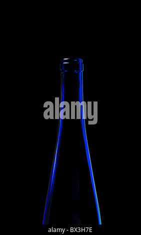 Minimalistische Stillleben mit blauer Flasche Wein vor schwarzem Hintergrund Stockfoto