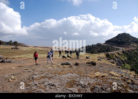 Wanderer auf einem Plateau an einem hohen Punkt in den Simien-Bergen von Äthiopien Stockfoto