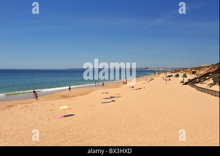 Die breiten, feinsandigen Strand von Gale, Algarve, Portugal Stockfoto