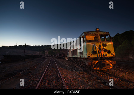 Alte e-Lok in der Nacht Stockfoto