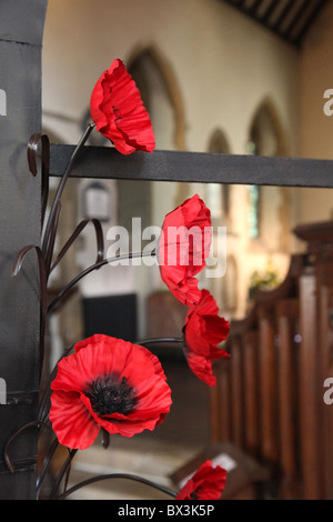 Nahaufnahme einer künstlichen Mohn für Erinnerung-Tag im November - UK anzeigen. Vordergrund im Fokus Stockfoto