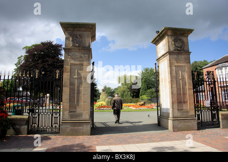 Das Memorial Gates am Eingang zum Cae Glas Park, Oswestry in Erinnerung an einheimische Männer im Weltkriege eine und zwei verstorbenen Stockfoto