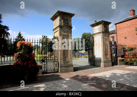 Das Memorial Gates am Eingang zum Cae Glas Park, Oswestry in Erinnerung an einheimische Männer im Weltkriege eine und zwei verstorbenen Stockfoto