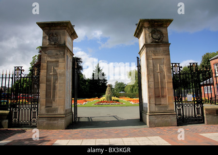 Das Memorial Gates am Eingang zum Cae Glas Park, Oswestry in Erinnerung an einheimische Männer im Weltkriege eine und zwei verstorbenen Stockfoto