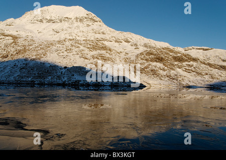 Crib Goch im Winter über einen gefrorenen Llyn Llydaw Stockfoto