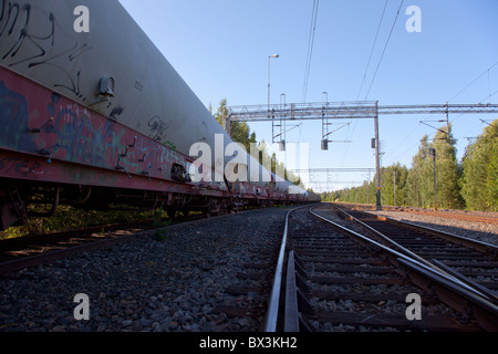 Lange Eisenbahn Tanker Zug Transport von Chemikalien zur Industrie, Finnland Stockfoto