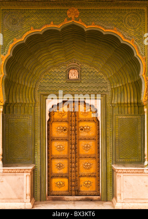 Reich verzierte Bogen und Tür, Stadtschloss, Jaipur, Indien Stockfoto