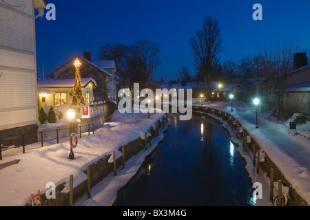 Trosa Kleinstadt von Weihnachten Nachtlicht beleuchtet Dekorationen winter Stockfoto