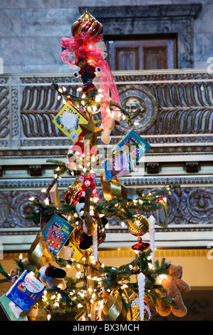 Der Spitze von einem hoch dekorierten Weihnachtsbaum auf dem Display in der Rotunde des State Capitol Gebäude in Olympia, Washington. Stockfoto