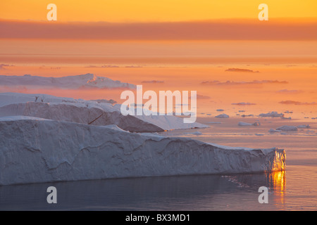 Eisberge im Nebel, auf der UNESCO Liste des Weltkulturerbes, bei Sonnenuntergang, einem Eisfjord, Disko-Bucht, West-Grönland, Grönland Stockfoto