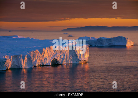 Eisberge, aufgenommen auf der Weltkulturerbeliste der UNESCO, bei Sonnenuntergang, einem Eisfjord, Disko-Bucht, West-Grönland, Grönland Stockfoto