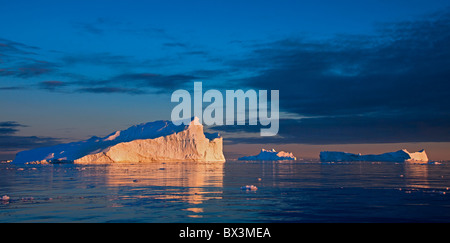 Eisberge, aufgenommen auf der Weltkulturerbeliste der UNESCO, bei Sonnenuntergang, einem Eisfjord, Disko-Bucht, West-Grönland, Grönland Stockfoto