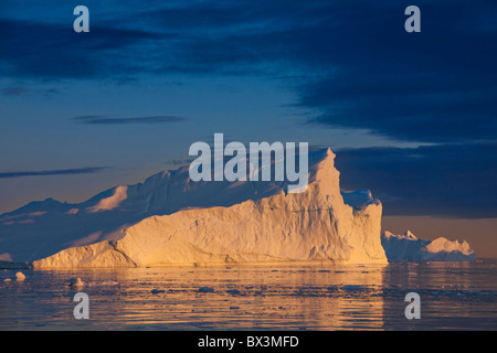 Eisberge, aufgenommen auf der Weltkulturerbeliste der UNESCO, bei Sonnenuntergang, einem Eisfjord, Disko-Bucht, West-Grönland, Grönland Stockfoto