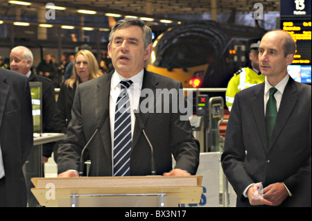Gordon Brown und Herrn Andrew Adonis bei London St Pancras International 14. Dezember 2009 Stockfoto