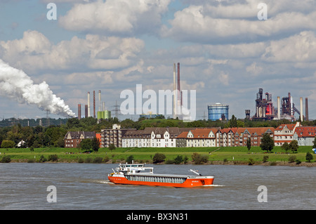 Stahlfabrik neben Fluss Rhein, Deutschland. Stockfoto