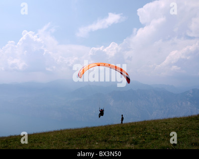 Gleitschirm startet vom Gipfel des Monte Baldo, über Malcesine am Gardasee in Norditalien Stockfoto