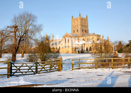 Tewkesbury Abbey in Gloucestershire ist im Schnee auf einem herrlichen Wintermorgen in 2010 erfasst. Stockfoto