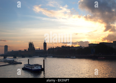 Abend-Szene wie die Sonne legt fest, mit Blick auf die Themse auf die Skyline von Westminster und den Houses of Parliament. Stockfoto