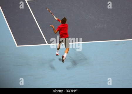 Roger Federer auf seinem Weg zum Sieg gegen Rafael Nadal an die Barclays ATP World Tour Finals Finale 2010 Stockfoto