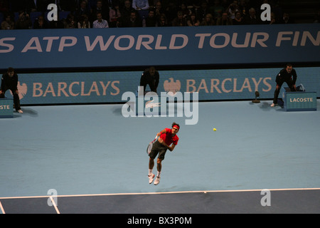 Roger Federer, dienen, und auf seinem Weg zum Sieg gegen Rafael Nadal an die Barclays ATP World Tour Finals Finale 2010 Stockfoto