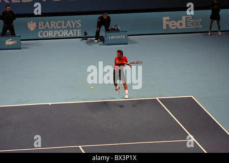 Roger Federer auf seinem Weg zum Sieg gegen Rafael Nadal an die Barclays ATP World Tour Finals Finale 2010 Stockfoto