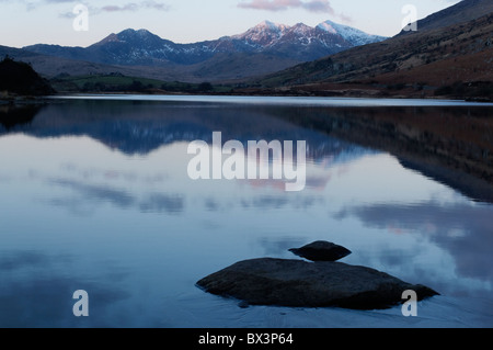 Sonnenaufgang im Frühling über den Snowdon Horseshoe und Llynnau Mymbyr Stockfoto