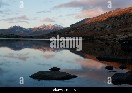 Sonnenaufgang im Frühling über den Snowdon Horseshoe und Llynnau Mymbyr Stockfoto