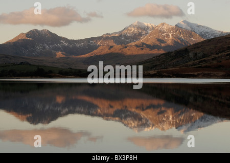 Sonnenaufgang im Frühling über den Snowdon Horseshoe und Llynnau Mymbyr Stockfoto