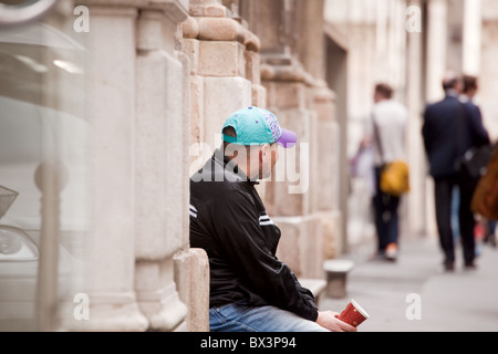 Mann betteln in Mailand Straße Stockfoto