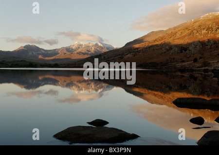 Sonnenaufgang im Frühling über den Snowdon Horseshoe und Llynnau Mymbyr Stockfoto