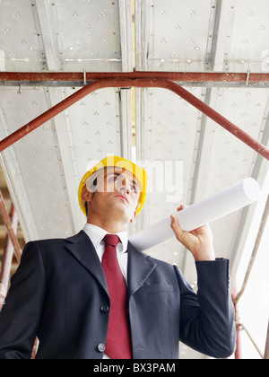 Architekt mit Blättern in Baustelle Stockfoto