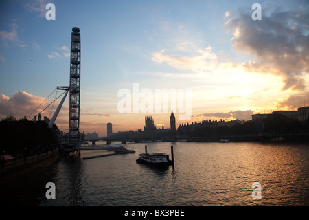 Abend-Szene wie die Sonne legt fest, mit Blick auf die Themse auf die Skyline von Westminster und den Houses of Parliament. Stockfoto