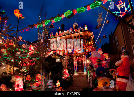 Häuser in Süd-London hoch dekoriert zu Weihnachten Stockfoto