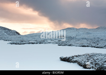 Dunkle Wolken über einen gefrorenen See in den äußeren Hebriden Stockfoto