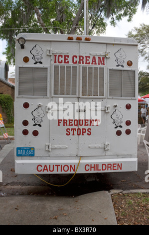 Frühlingsfest der Künste Gainesville Florida alten altmodischen Eis-LKW Verkauf behandelt Stockfoto