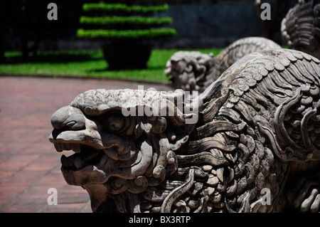 Stone Dragon Figur an der Hue Zitadelle, Vietnam Stockfoto