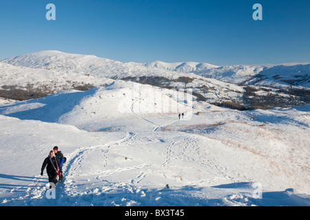 Wandern auf Loughrigg im Lake District, Großbritannien, im Winterwetter. Stockfoto