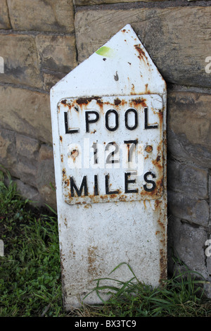 Meilenstein am Leinpfad von Leeds und Liverpool Kanal im Stadtzentrum von Leeds Stockfoto