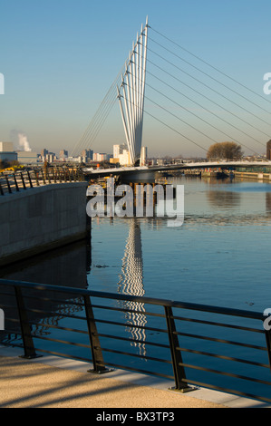 Neue Schaukel Fußgängerbrücke unter Bau Brücke über den Manchester Ship Canal bei Salford Quays, Manchester, England, UK. Stockfoto