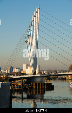 Neue Schaukel Fußgängerbrücke unter Bau Brücke über den Manchester Ship Canal bei Salford Quays, Manchester, England, UK. Stockfoto